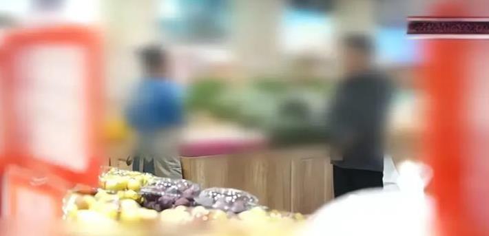 浙江嘉兴，水果店员工通过电脑的漏洞，发现有5张会员卡里有24万元，且多年没有消费