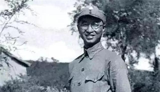 陈赓刚迈进院子，就扯着嗓子跟秘书喊：“赶紧的，给我和小超整个合影！”秘书一听，先