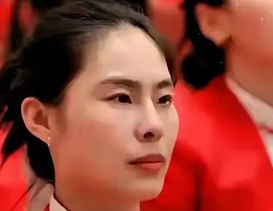 中国女篮的王思雨评上高级教练了，这事儿一下子火了。要知道，这头衔差不多等于大学副