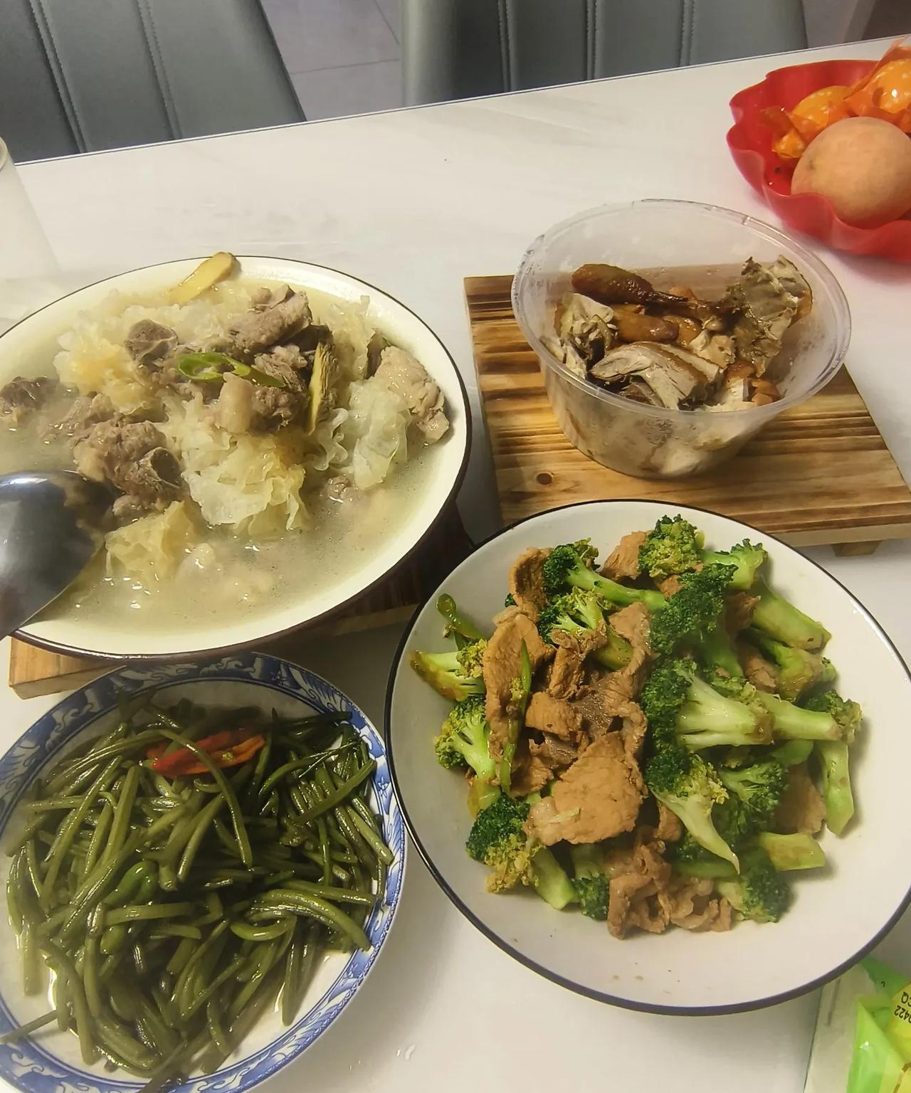 前夫的母亲去世了，
前夫打电话让我带女儿回去送老人最后一程，我们已经离婚6年了，