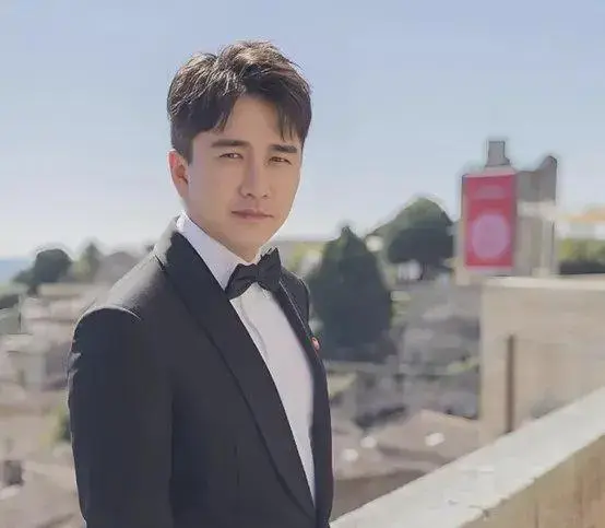 演员翟天临因在悼念已故演员朱媛媛的微博下，与网友爆发激烈争执引发热议。
此次事件