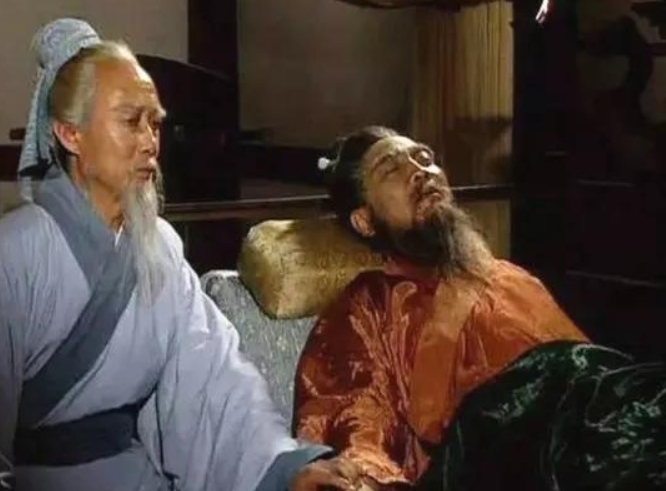 公元208年，曹操刚刚处决了神医华佗，偏头痛的病情又开始复发，为了讨好曹操，南阳