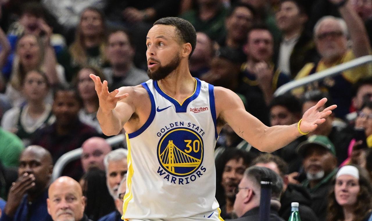 还是熟悉的勇士，25分的领先优势被瞬间追回！
遭遇两连败的勇士在对阵太阳比赛中火