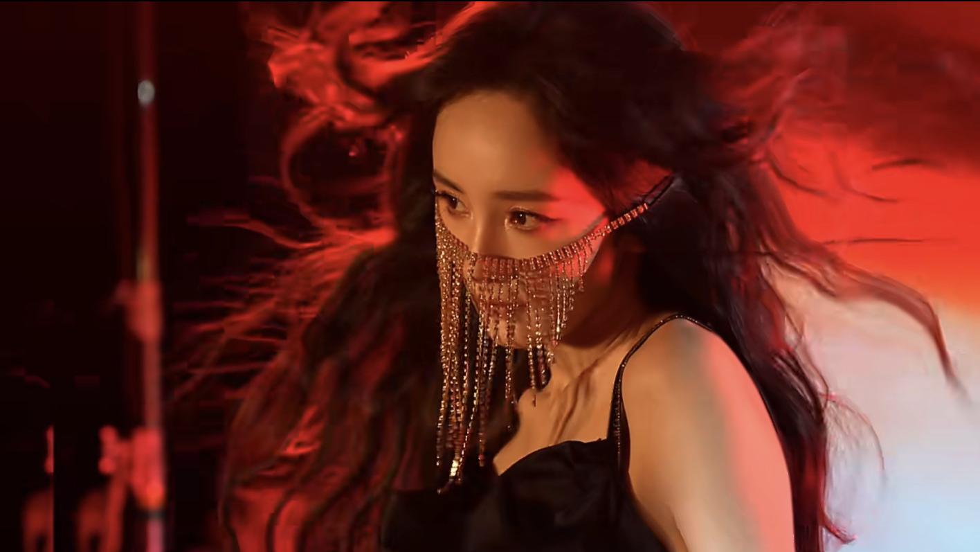 杨幂钻石脸链炸场！维密新片美到窒息