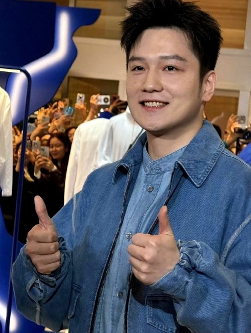 今早和老公聊起了樊振东加盟德甲，我还在惋惜：这么强的选手为啥不留国内？

结果被