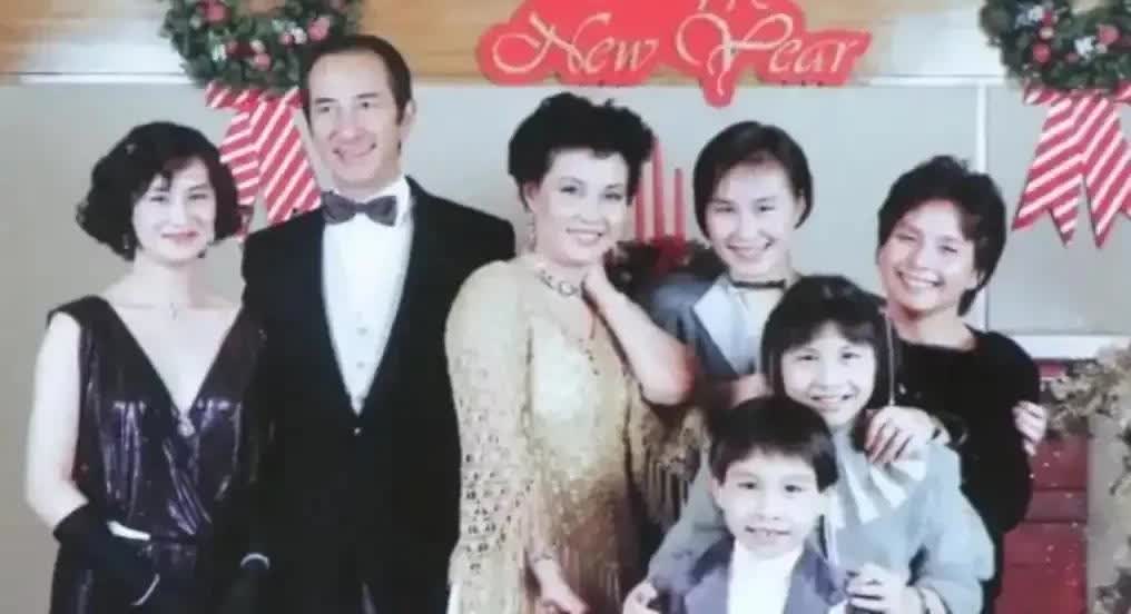 以前一直以为何超琼是凭实力成为赌王继承人的，但是看完整个赌王家族的新闻，才发现何
