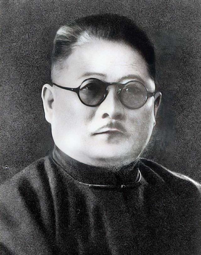 1934年，抗日名将吉鸿昌英勇就义后，妻子胡红霞的举动令人费解，她突然开始捡拾垃