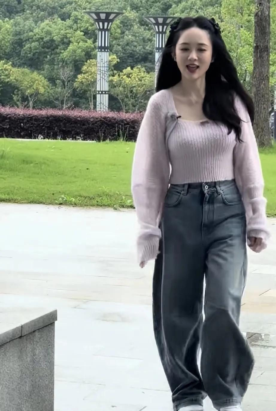 陈乔恩还是那么漂亮可爱，就是好像长胖了点，妆造很鲜嫩。#陈乔恩#