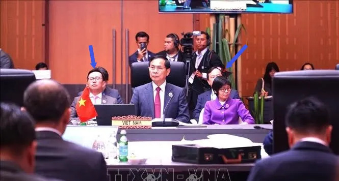 越南外长很严肃，助手们却在打瞌睡











啥情况？越南外长在重要会