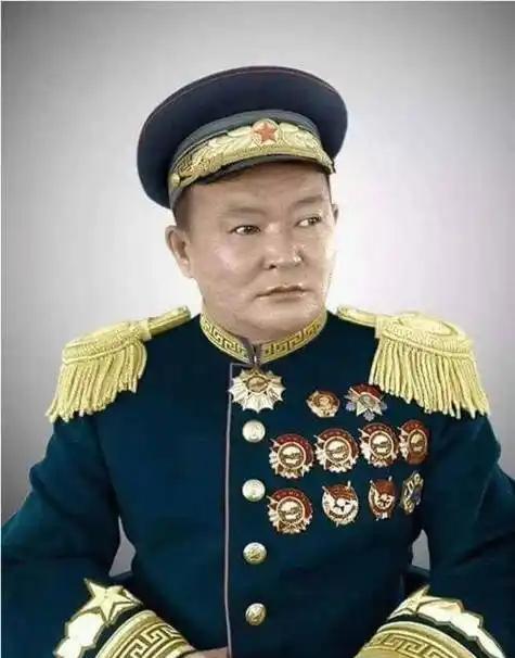 [月亮]这个被无数勋章包裹、被一些人尊为“国父”的人，其实是中华民族的罪人。他亲