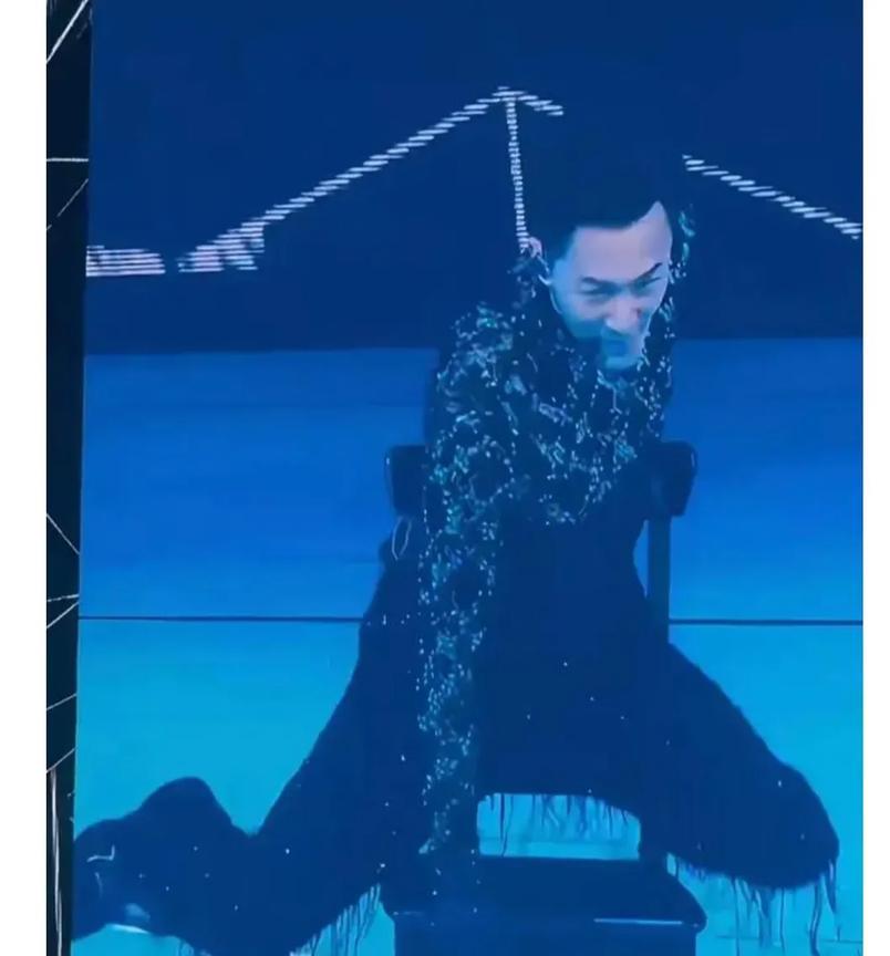 用真诚的表演打动观众，让艺术重新焕发出应有的光彩。只有这样，才能让演艺圈重新赢得