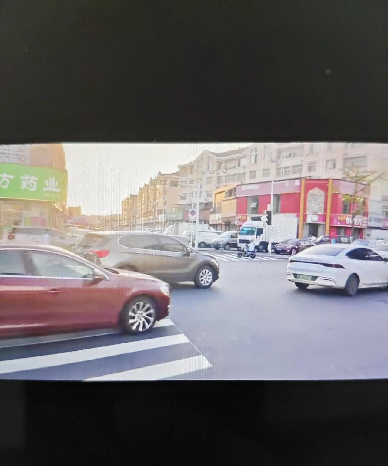 即墨区盛兴路新昌路路口（新昌家园东南）安装上红绿灯了！这个路口的车流量很大，但是