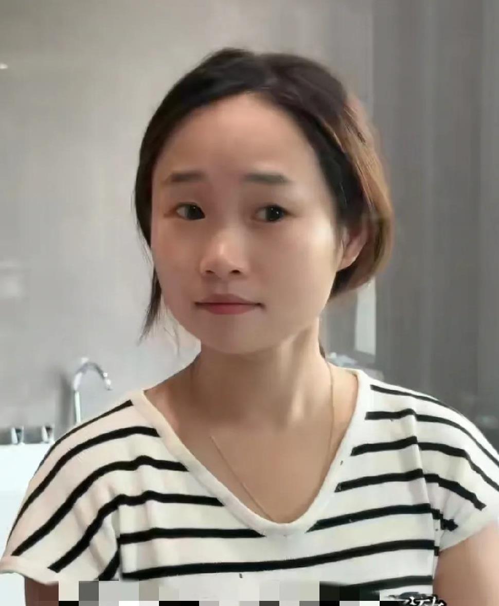 小二娃新女朋友出镜了？
话说小二娃今天可真是热闹！领着一帮朋友跑去抓鱼，完了还把
