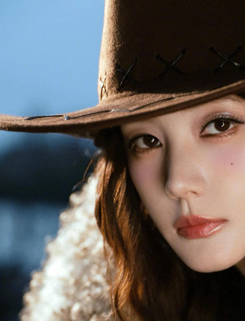 李一桐西部牛仔装太有型了
牛皮帽搭配蓝色牛仔裤，露肩花衬衫时尚又性感，真是又美又