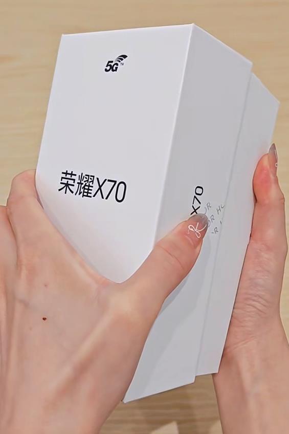 朋友去店里拿了一台荣耀X70，开箱时随手拍了几张。就颜色这一块，如果是我的话我可