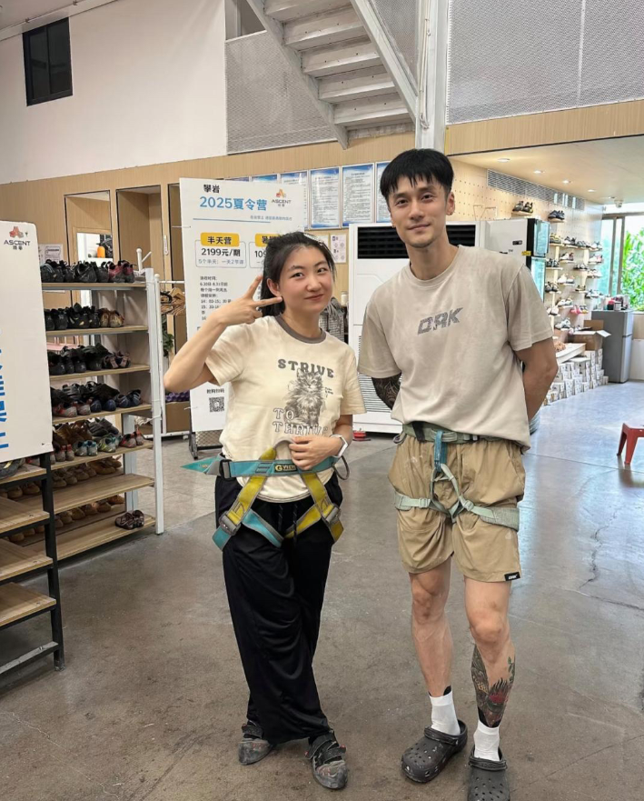 蒋劲夫在浙江某攀岩馆被网友偶遇，退圈后的他面容显露出明显沧桑感，有一种被掏空的感