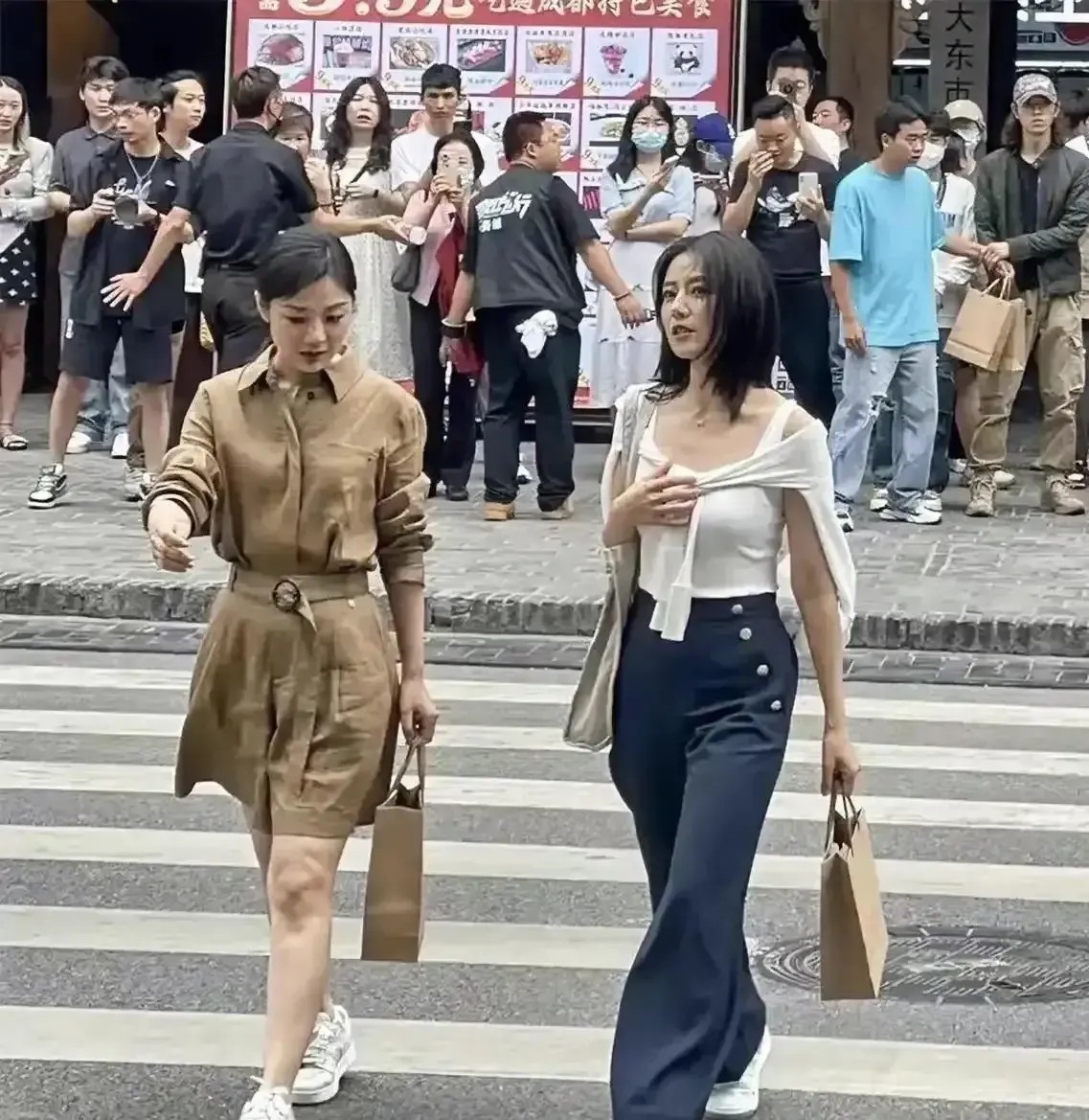 网友在大街上看到这两位说是演员，大家看，这是哪两个演员？我看也就是普通过马路的两