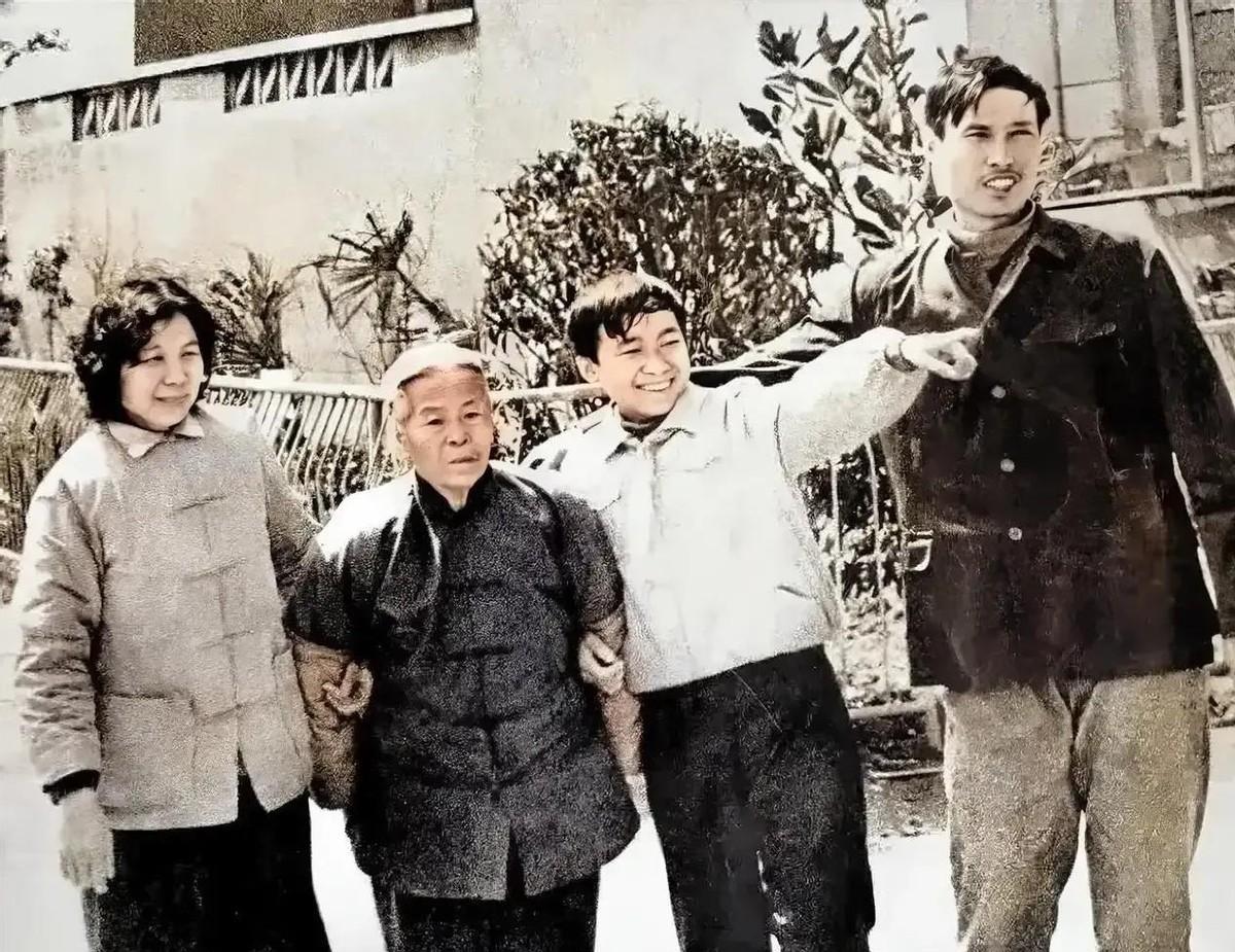 1970年，上海知青林小兰难产，邻居老太救了她的命。10年后，林小兰一家要回上海
