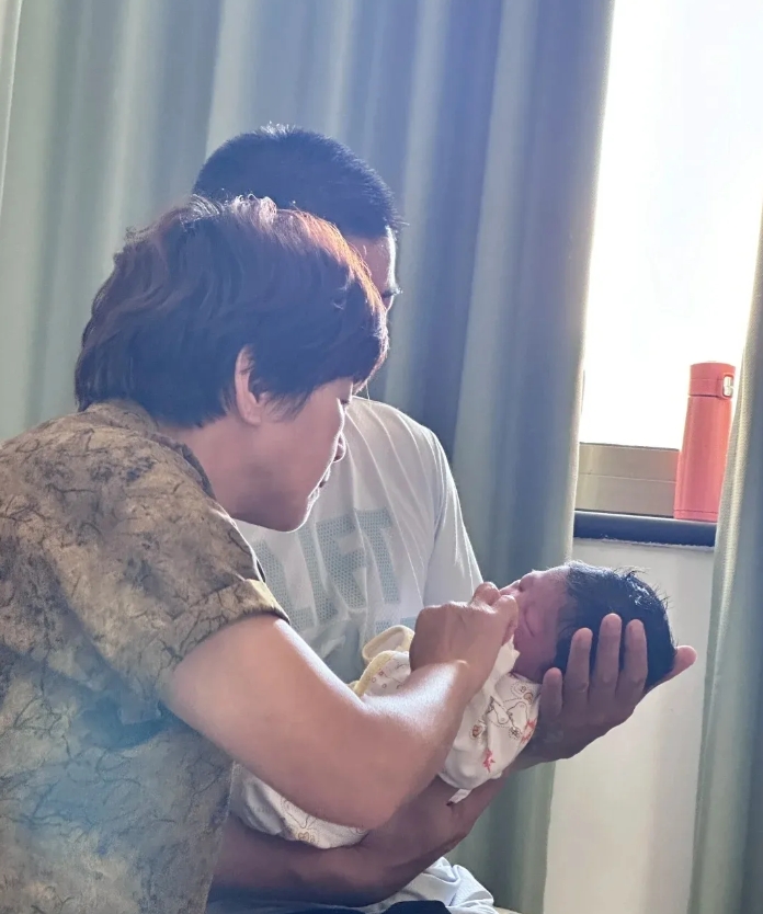 我儿媳妇要生了，昨晚折腾了一夜，我和儿子在厂房外着急的来回徘徊凌晨2:10左右厂
