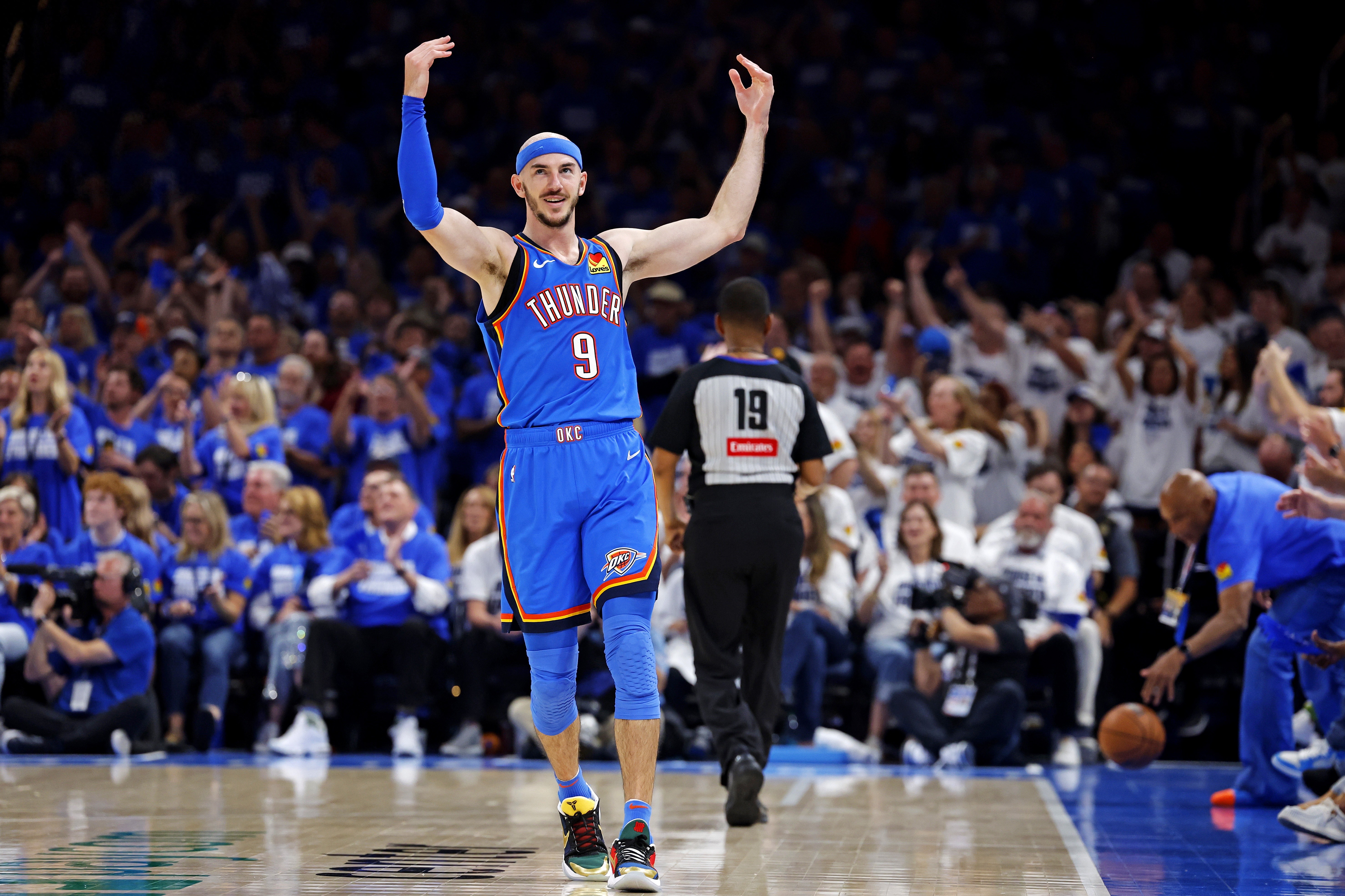 NBA总决赛G5，雷霆主场120-109击败步行者。
全场比赛，雷霆队全队送出了