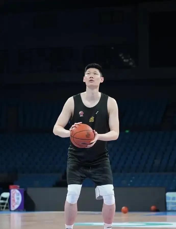 胡金秋被打成这样，就不怕广厦上许钟豪吗？
广厦还真上不了许钟豪，总决赛一上许钟豪