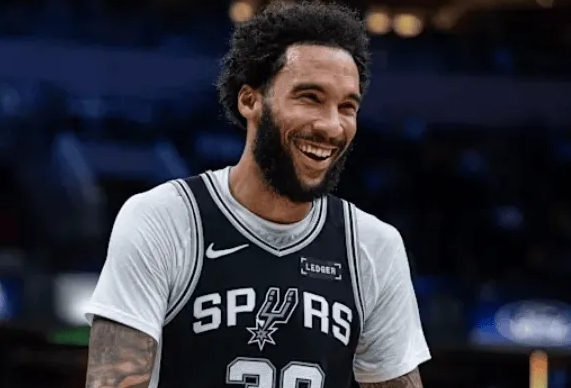 NBA常规赛，马刺105-106不敌灰熊。赛后，朱利安-尚帕尼接受了采访，谈到球