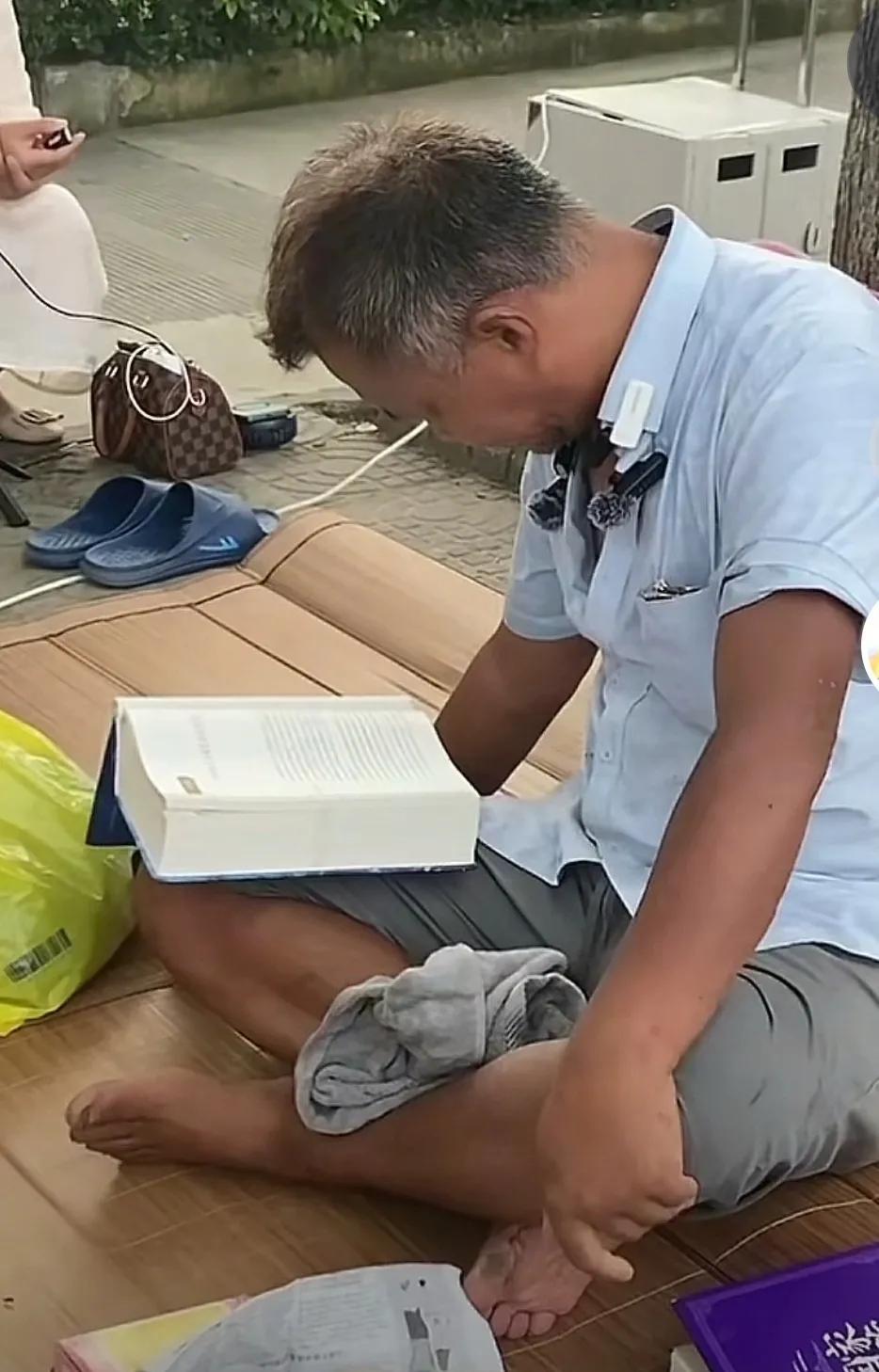 如果说董宇辉是年轻人的榜样，那么沈巍就是读书人的最高境界。
以前经常关注董宇辉，