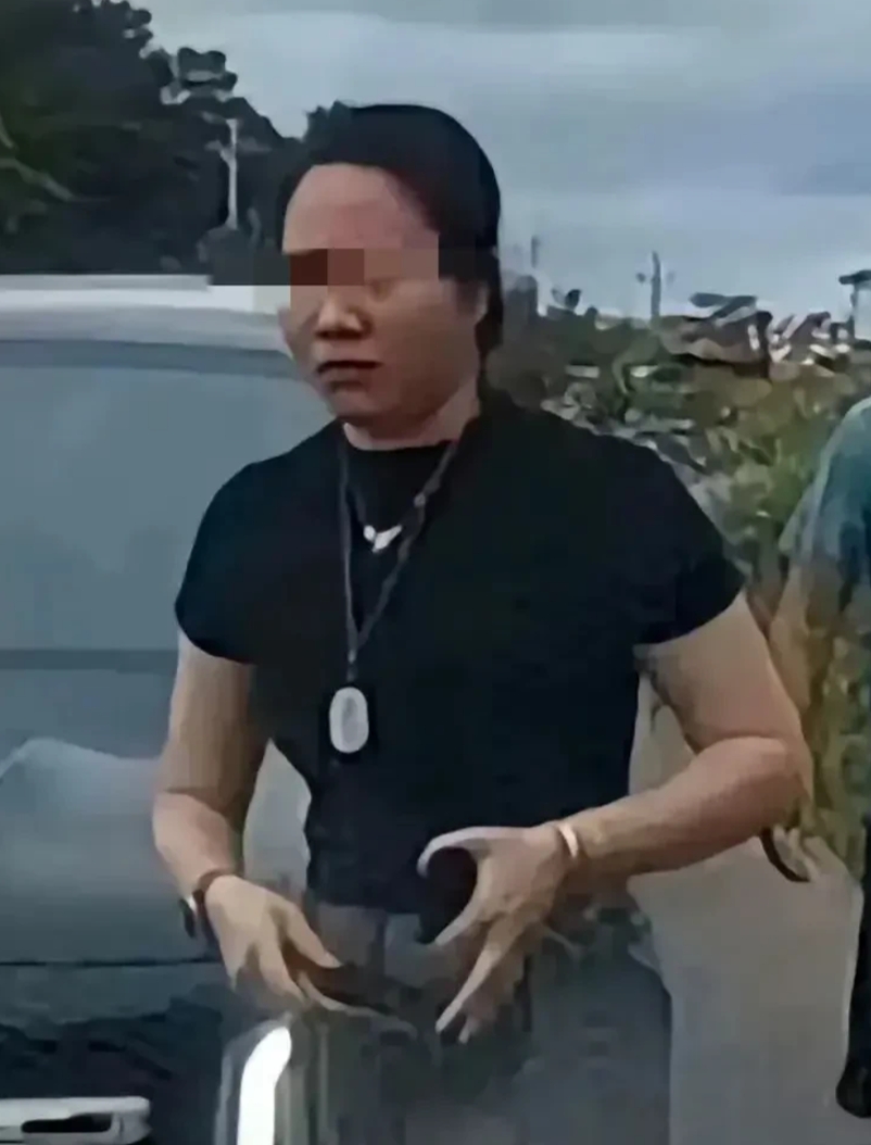 拘留5日！广西“亮证姐”这下安分了

广西奔驰女司机亮证逼迫让路事件，有了新进展
