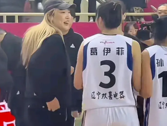 李梦回老家了，还是那一头金黄色头发
今天看见李梦回老家，与球迷与过去的队友，朋友