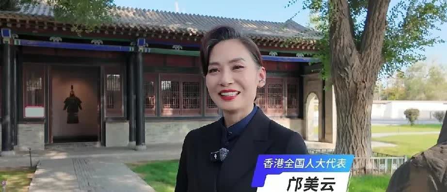 63岁的邝美云跟随香港代表团前来新疆考察，该代表团团长为霍启刚。63岁的邝美云美