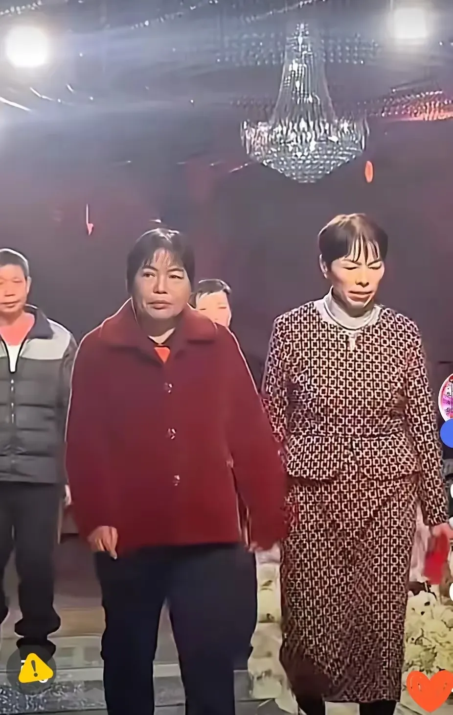 这场婚礼原本是两家人的高光时刻，新郎是博士，新娘是博士后。然而，当双方亲家步入现