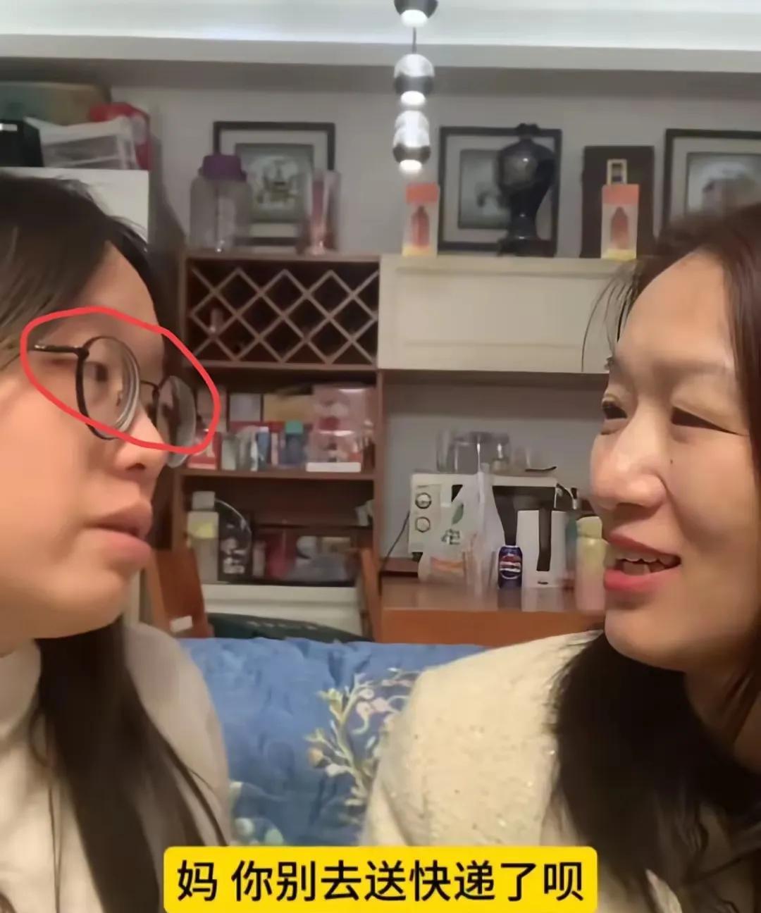 谢浩男大妹看妈妈的眼神好刀，感觉要是不听她的，下一秒能刀人的感觉。
原来邻居暴露