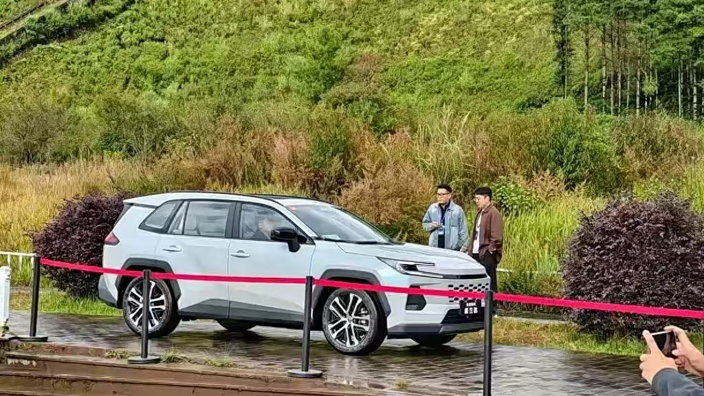 全新丰田威兰达实车现身，外观大变样，无边界前脸+C字型大灯