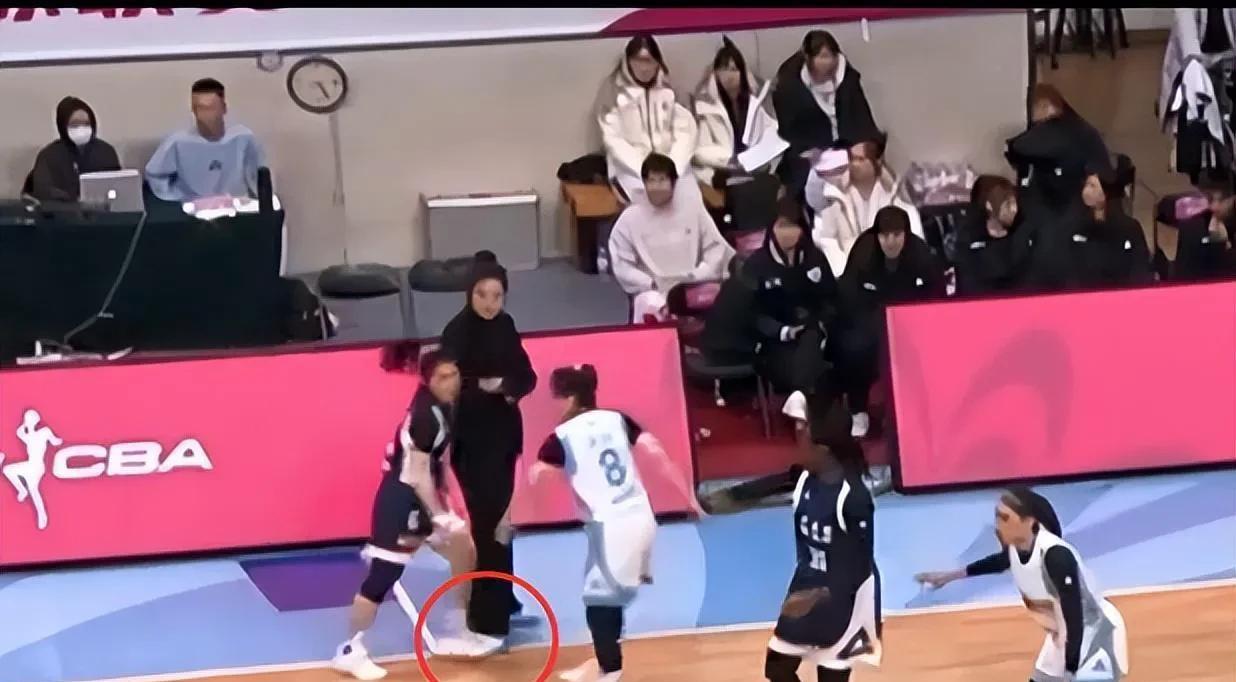 下图为张敬一代表石家庄女篮客场对阵北京女篮时，险些被北京女篮队员伸脚绊倒的场景。