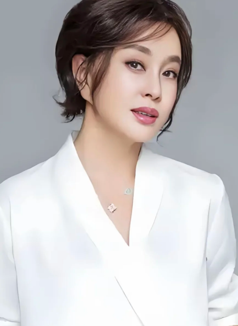 刘晓庆这个精神头，平常同龄老太太比不了