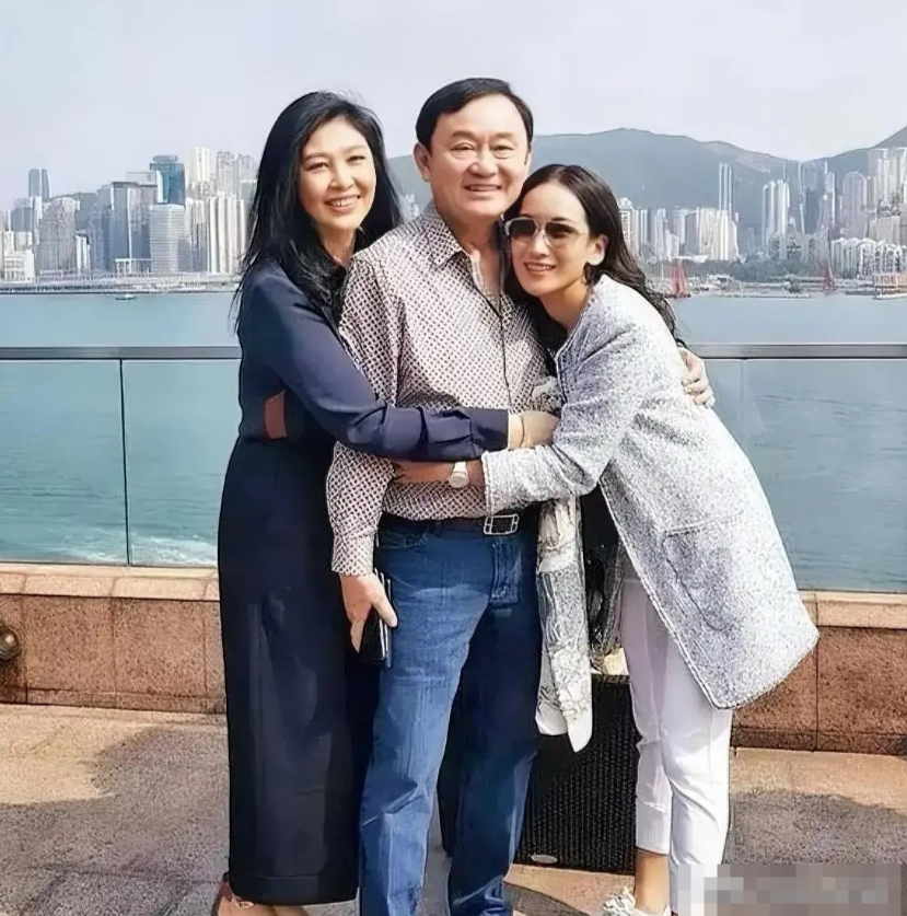这是佩通坦与父亲他信、姑姑英拉的合影照片，佩通坦撒娇般地依偎在父亲怀中，英拉则从