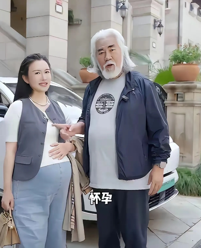 张导相当有本事，最近他妻子再度有孕。这女人聪慧，生得越多往后分张导财产就越多。老