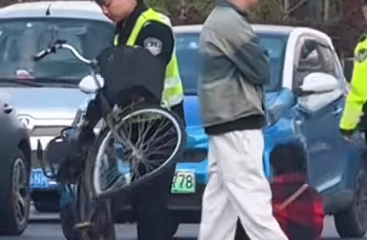 沈腾小品照进现实
车轱辘都一模一样和小品里
交警一样，红衣服大妈一样
开车