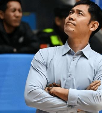 北控男篮主教练张庆鹏谈球队惨败浙江，他表示：“大比分输的这场比赛，从开局防守专注