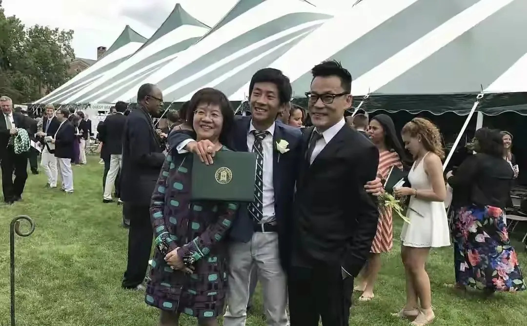 李成青：老爸再婚，钱随便花！











啥？老爸要娶小娇妻？钱还随便