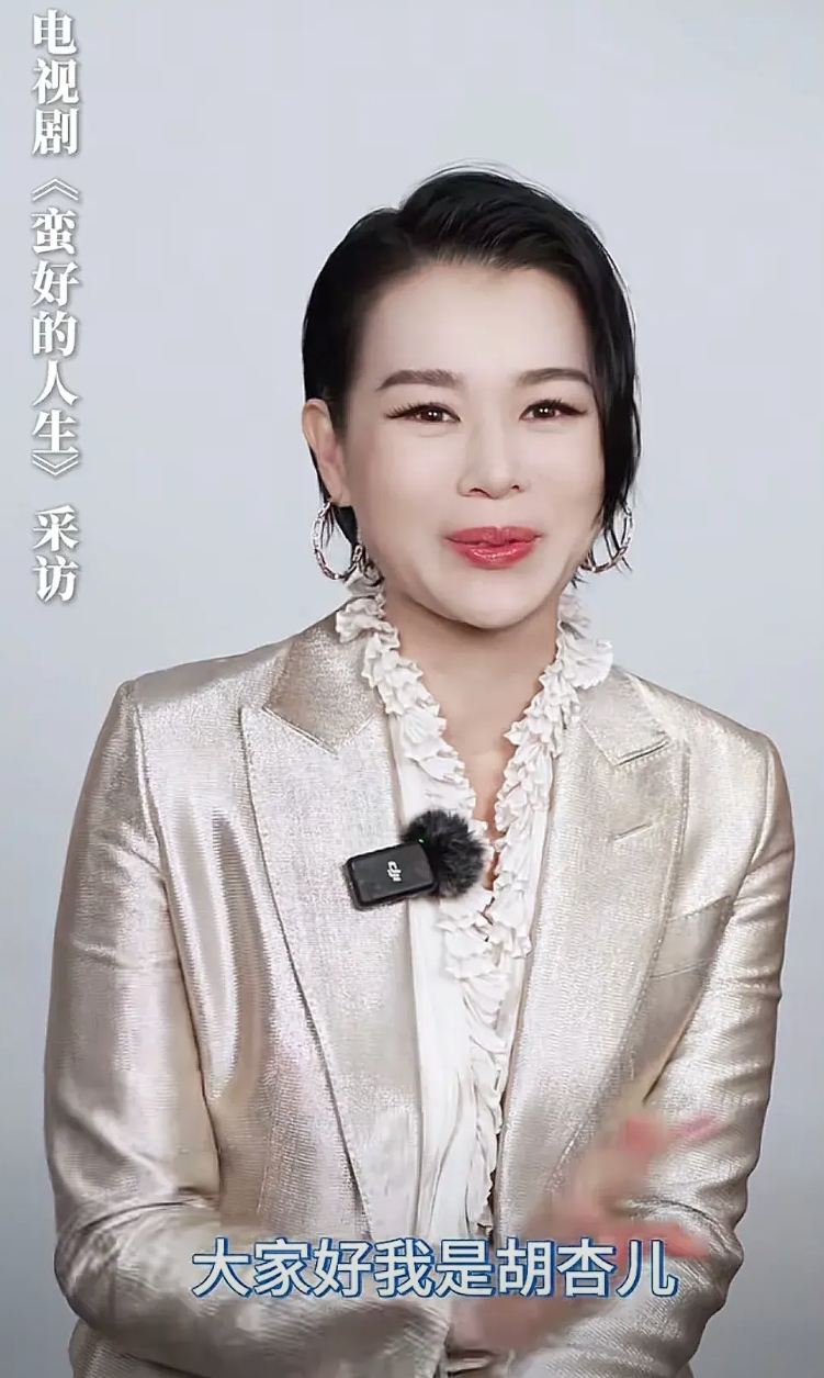 胡杏儿说，孙俪很嫌弃我，说我演得不够坏，

身为三，脸上却一副好人样，让观众都恨