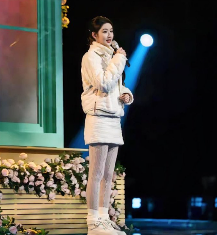 王玉雯央视跨年晚会的穿搭，给所有女明星打了个样
你看她，没穿漂亮礼服，而是选了得