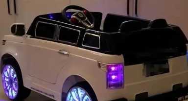 浙江，一男子买了3个车位，将儿子3辆玩具车，拉到车位上停放，可小区保安却让男子将