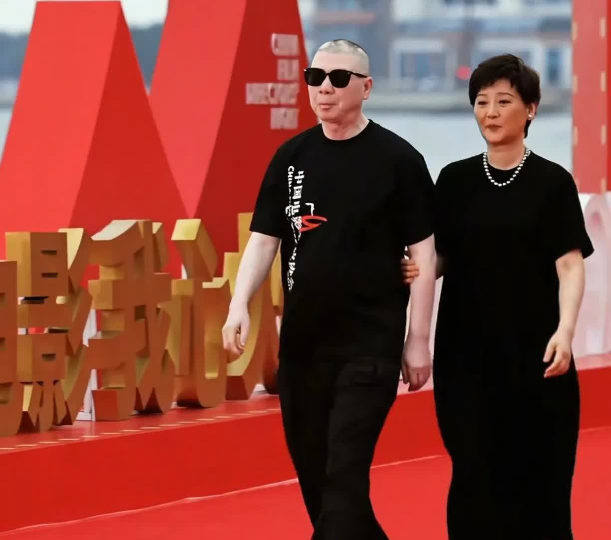 冯小刚和徐帆这对恩爱夫妻，走红毯直接走出了大佬和他的贤惠大嫂的即视感[捂脸]。冯