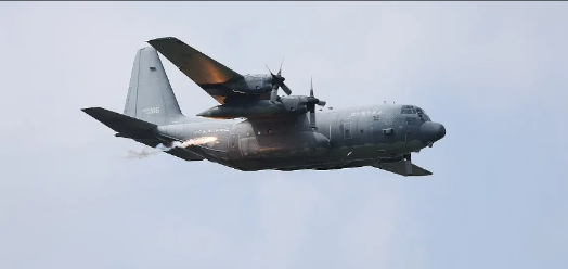 韩媒昨天披露，7月13日韩国空军一架C-130运输机去关岛参加美韩联合演练。
起