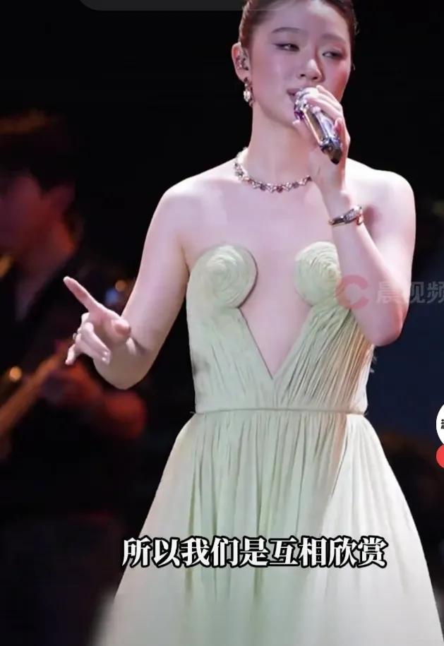 单依纯当年参加中国好声音的时候还是很惊艳的，人看着也很单纯，没想到几年没关注，再