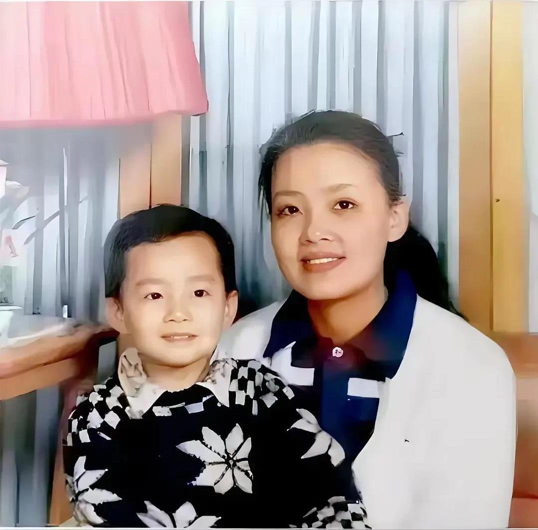 时光见证了这对母子的变化，见证了母亲从漂亮到变老，也见证了儿子从幼小到帅哥。
这