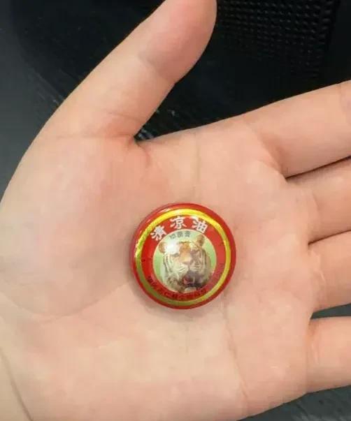 前段时间上夜班，如果不开空调的话班上有蚊子，被它咬一口特痒，那夜等事情少了时我想