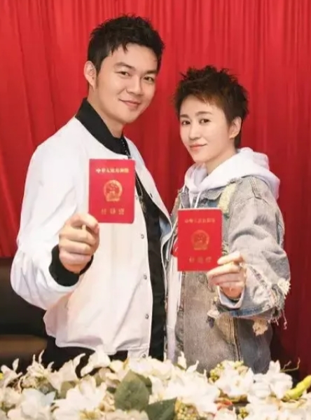 2018年，许文赫突然发了一条微博，内容是：等不了长发及腰了，现在就娶，并配上他