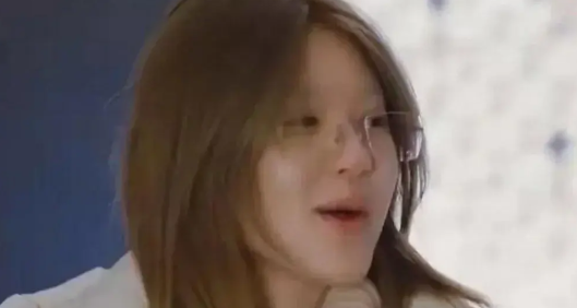 曾经，我也怀疑过赵露思是为了钱才频繁录综艺，也猜测过她是为了洗白自己才出现在大众